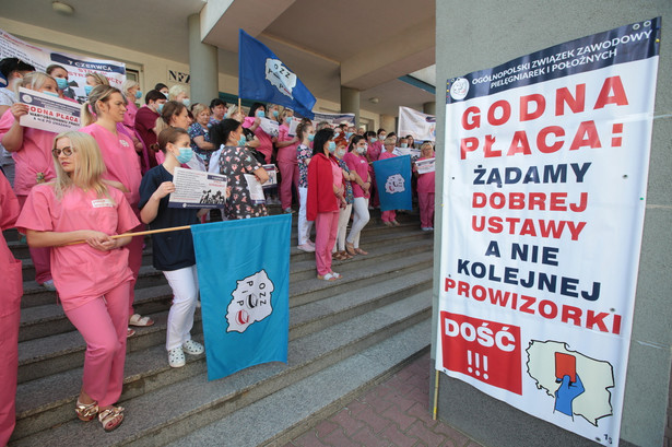 Protest pielęgniarek przed Szpitalem Wojewódzkim w Kielcech