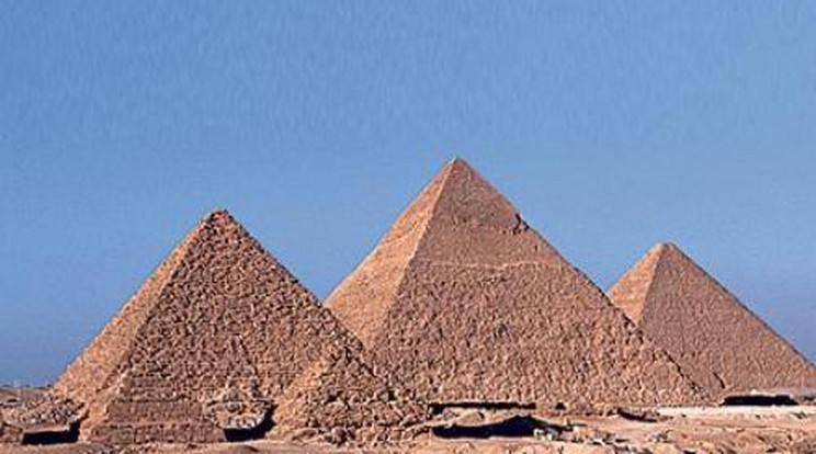 Titkos piramisokat rejt a homok