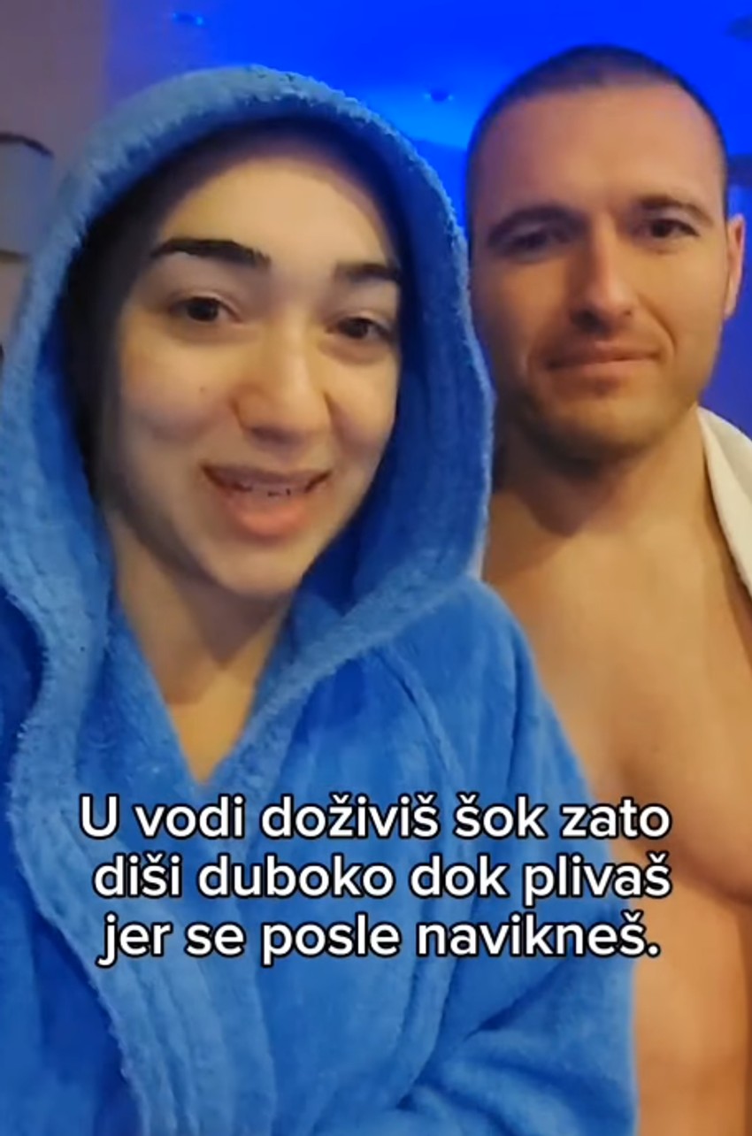 Fitnes liznakinja plivala sa dečkom za Lasni krst