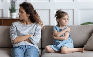 Pedagog o przyjaźni między matką a córką: Taka relacja jest szkodliwa dla obu stron