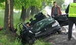 Auto wbiło się w drzewo. Trzy osoby nie żyją 