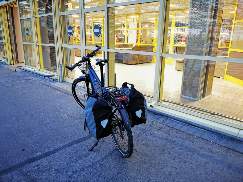 Dwie łatwo wypinane torby mocowane do bagażnika załatwiają temat zakupów z użyciem roweru