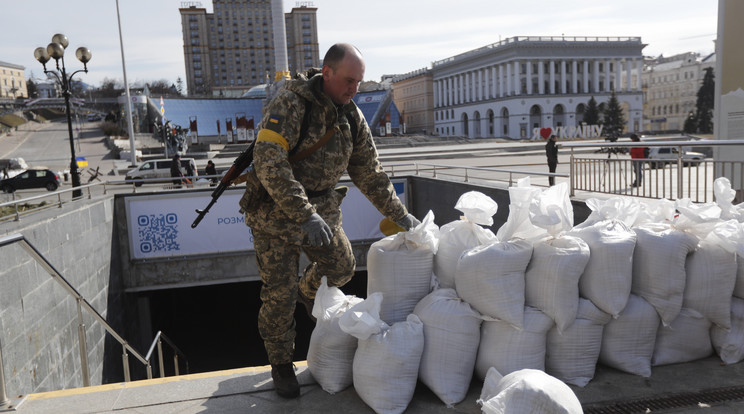 Ukrán katona homokzsákokból épít védővonalat Kijev belvárosában 2022. március 11-én. Vlagyimir Putyin orosz elnök február 24-én rendelte el katonai művelet végrehajtását Ukrajnában. / Fotó: MTI/EPA/Zurab Kurcikidze