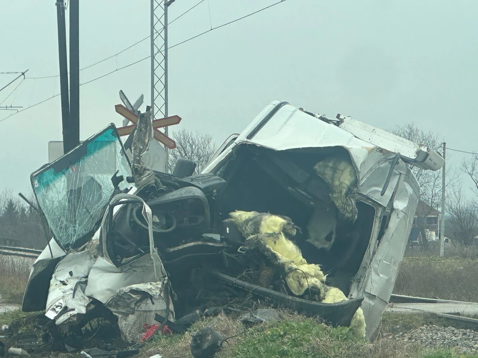 Kombi prepolovljen od siline udara