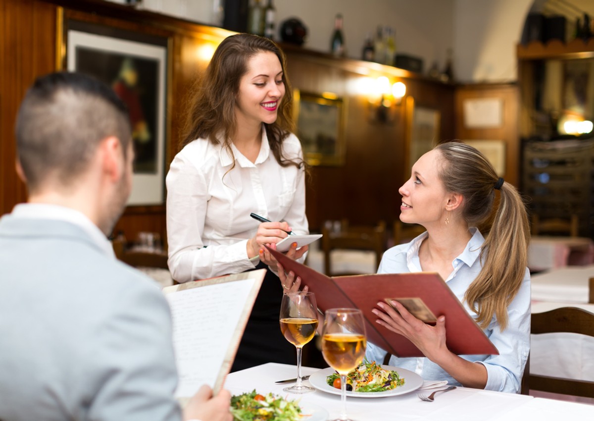 Różne stawki VAT przy sprzedaży produktu w restauracji i sklepie [WYWIAD]