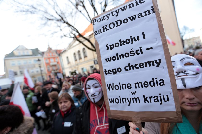 Ostre słowa na transparentach na manifestacji KOD