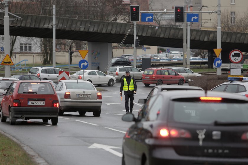 Korek na pl. Społecznym po awarii wodociągowej na Oławskiej we Wrocławiu