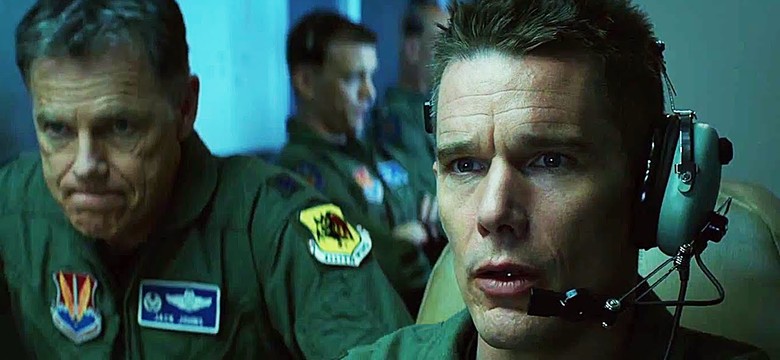 Ethan Hawke walczy z talibami przez osiem godzin dziennie