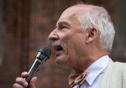 "Kobiety zawsze się troszeczkę gwałci". Śledczy: Korwin-Mikke nie podżegał