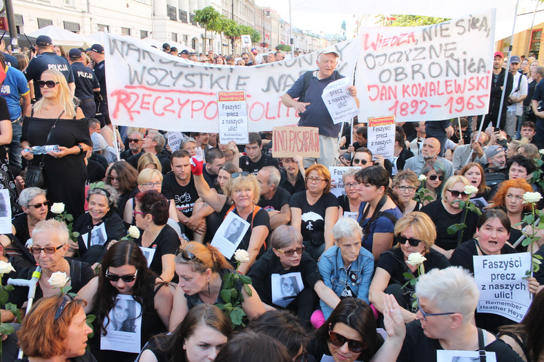 Protestujący usiedli na ul. Nowy Świat. Mieli białe roże i transparenty