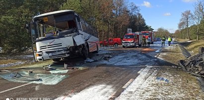 Tragiczny wypadek na Mazowszu. Autobus zderzył się z osobówką. Są ofiary śmiertelne