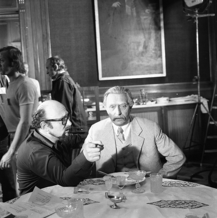 Na planie filmu "Trędowata" (1976). Na zdjęciu, od lewej: Jerzy Hoffman i Czesław Wołłejko