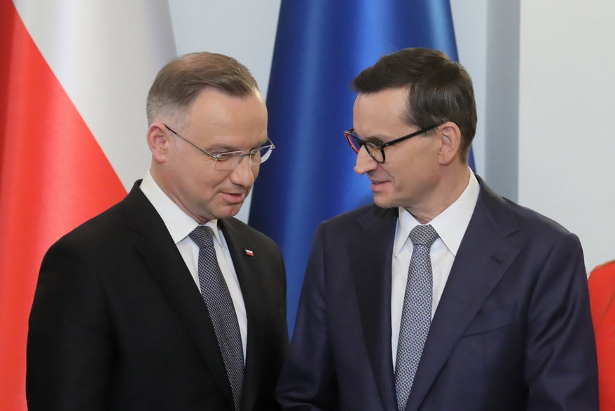 Prezydent Andrzej Duda (L) i powołany na stanowisko premiera Mateusz Morawiecki (P) w listopadzie 2023 r.