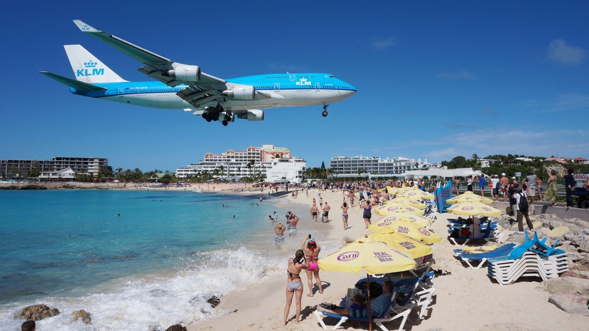 Tuż za plażą Maho na wyspie Sint Maarten znajduje się lotnisko Princess Juliana, na którym codziennie lądują i startują dziesiątki samolotów. Prażący się w słońcu wczasowicze nawet niespecjalnie muszą zadzierać głowę, aby zobaczyć nisko przelatujące nad nimi maszyny. Zwykle takie widoki to dodatkowa atrakcja, ale gdy samolot przeleci jednak zbyt nisko lub, tak jak w tym przypadku, zacznie startować w nieodpowiednim momencie, może wydarzyć się coś tak niespodziewanego, jak na poniższym wideo.