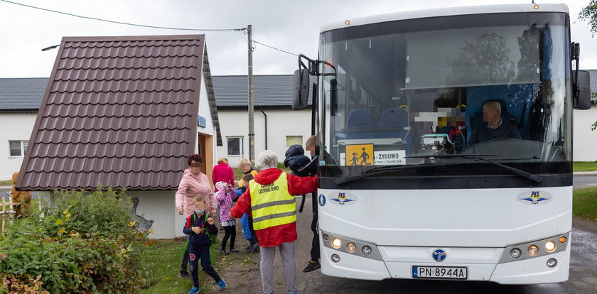 Z chaty wsiadają do autobusu