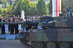 Defilada 2023. Czołgi K2, HIMARS-y i Borsuki. Polska armia pokazała najnowszy sprzęt [FOTO]
