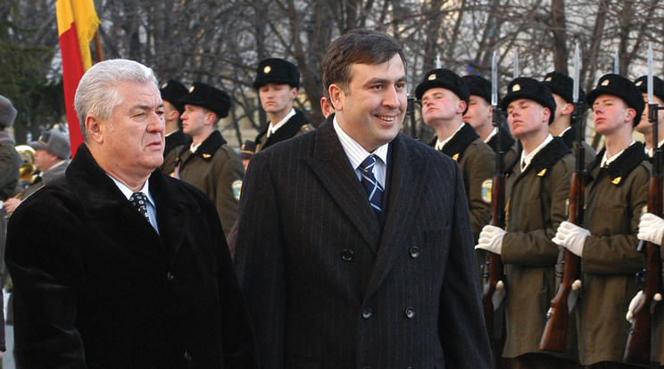 Miheil Szaakasvilit (középen) fegyveresek rabolták el /Fotó: AFP
