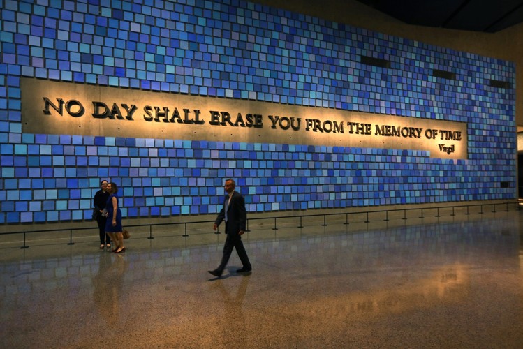 Cytat z Wergiliusza na ścianie w 'National September 11 Memorial Museum'