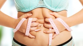 Duży brzuch u szczupłej kobiety po 50-tce? Jak zgubić brzuch menopauzalny? Co jeść w menopauzie, żeby nie tyć?