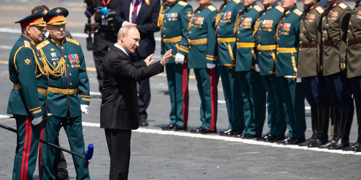 Parada Zwycięstwa w Moskwie. Zobacz, jak ją przerobili i jak zakpili z żołnierzy Putina. WIDEO 