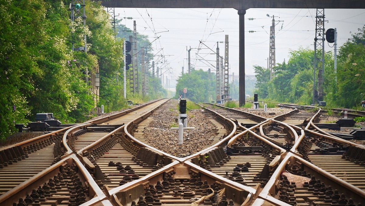 Pełnomocnik rządu i minister infrastruktury doszli do porozumienia: będzie rozbudowa sieci kolejowej, ale pociągi nie pojadą z zawrotną prędkością - czytamy w "Pulsie Biznesu".