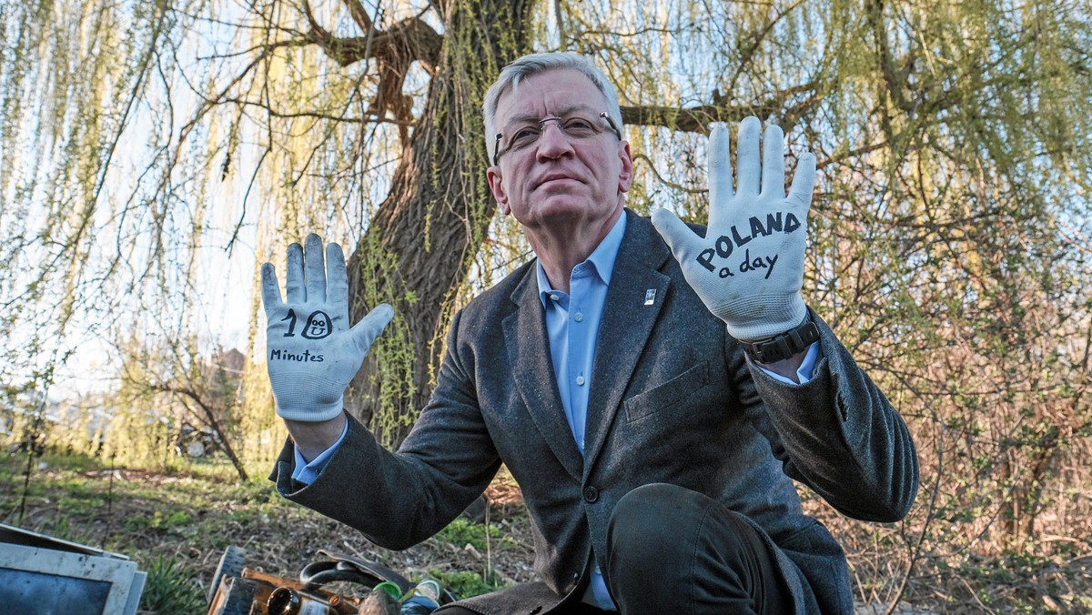 Butelki po piwie, kosiarka i monitor od komputera znalazły się wśród śmieci zebranych z okolic mostu Rocha przez prezydenta Poznania Jacka Jaśkowiaka i pochodzącego z Hiszpanii Miquela Garau Girard. Sprzątanie miasta odbyło się w ramach akcji "10 Minutes a Day Poland".