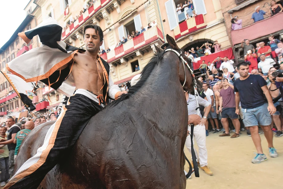 Słynne Palio di Siena, odbywające się w Toskanii od średniowiecza, to liczne pokazy zakończone wyścigiem konnym wokół Piazza del Campo 