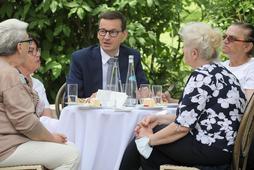 Premier Mateusz Morawiecki podczas spotkania z seniorami w Żelazowej Woli