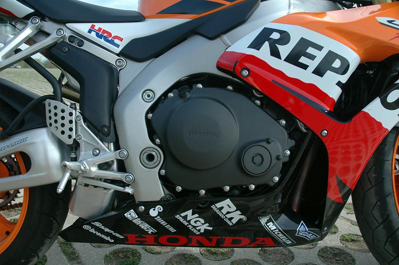 Honda CBR1000RR Fireblade Repsol replika (test)