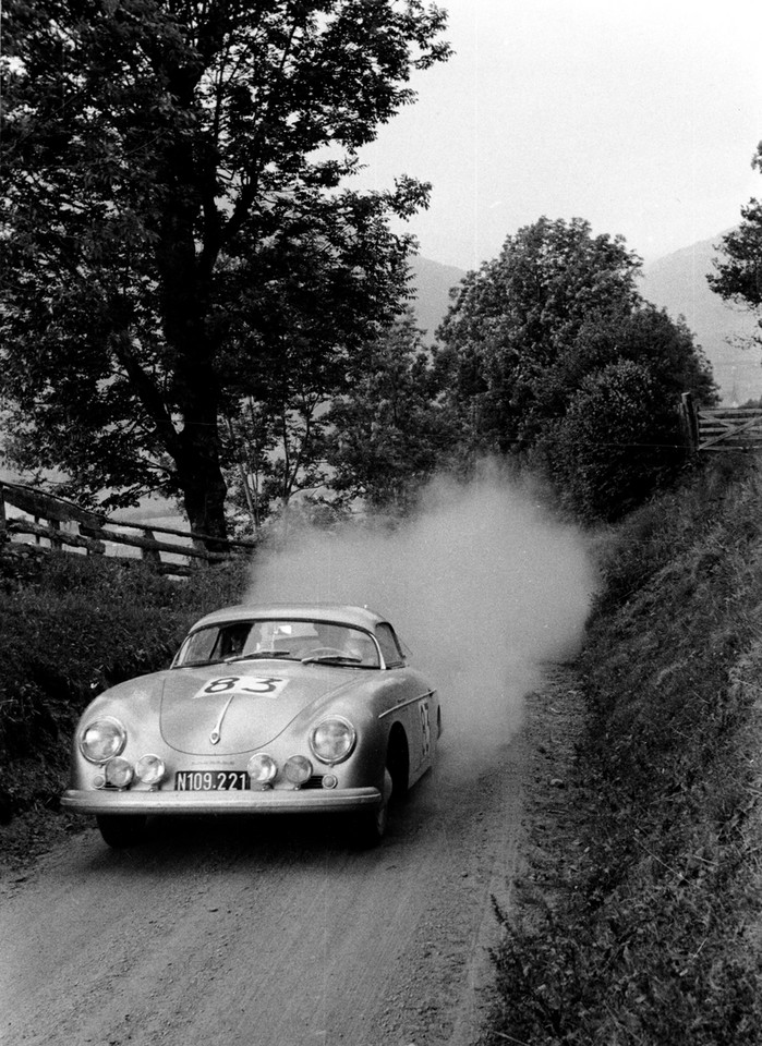 "Internationale Alpenabfahrt" (Międzynarodowy Zjazd Alpejski), Austria, 1958: wyścigowy kierowca Porsche Ernst Kraus jedzie Porsche 356 A 1500 GS Carrera Speedster.