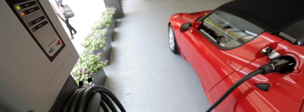 Model X Tesli jest ładowany w salonie Tesla Motors w San Jose w Kalifornii. Tesla Motors planuje sprzedaż Modelu X, sportowego samochodu zasilanego energią elektryczną, już w 2013 roku.