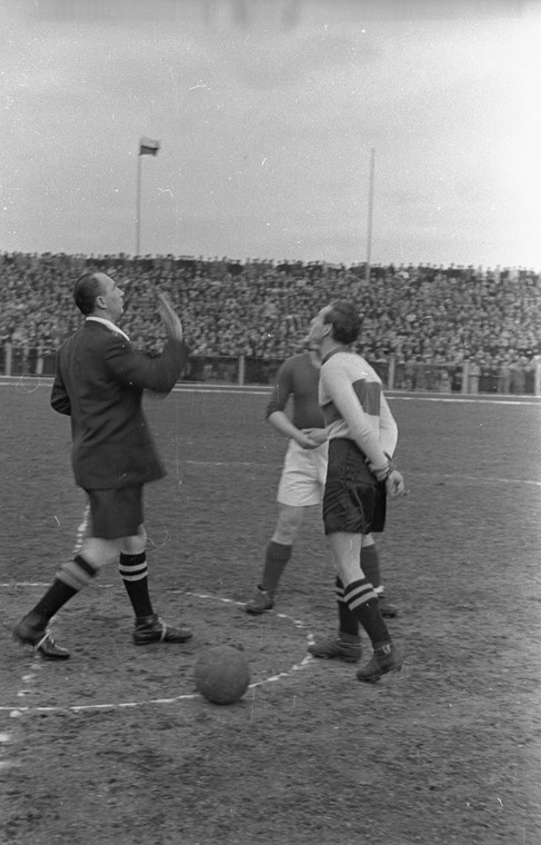 11 kwietnia 1948 roku Legia pokonała na swoim stadionie Wartę Poznań 2:1, a swojego pierwszego gola w mistrzowskich rozgrywkach strzelił Kazimierz Górski (pierwszy z prawej tuż przed meczem podczas losowania stron).