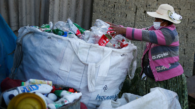 Zbieraczki plastiku. Kobiety z Boliwii zaczynają dzień od przeszukania śmietników