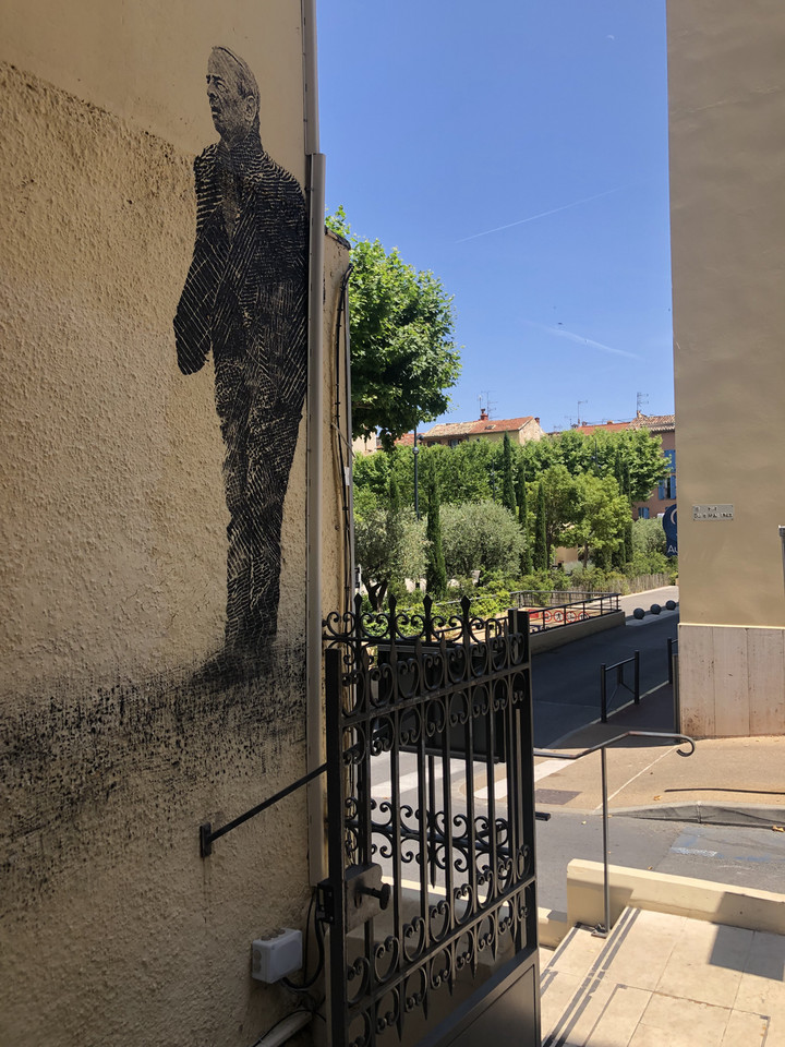 Gombrowicz nie doczekał się uznania w kraju. Jest pochowany bardzo