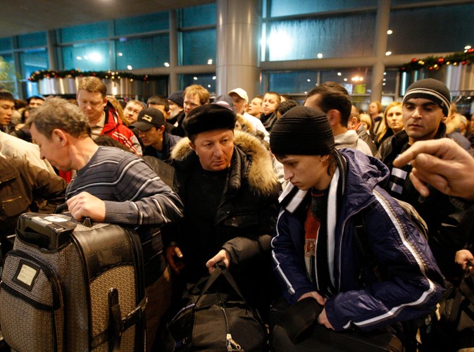 Pasażerowie na lotnisku Domodiedowo po zamachu