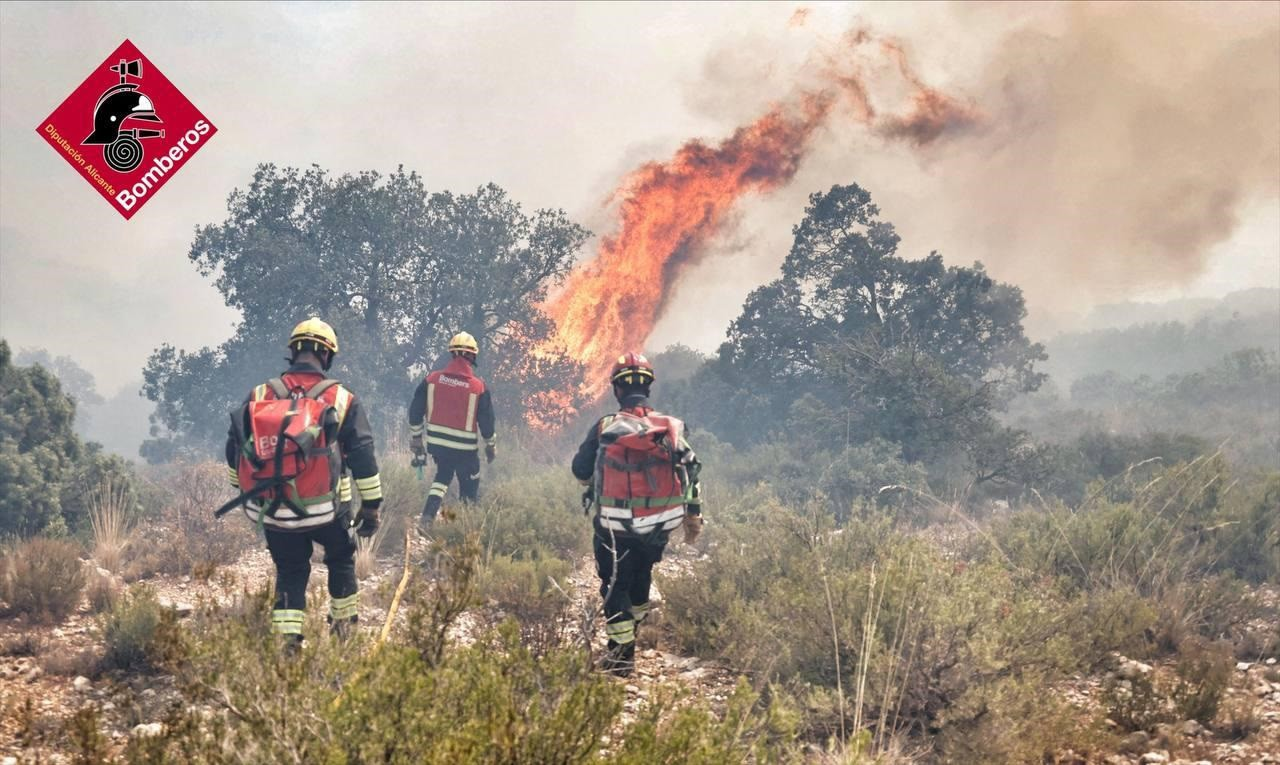 Incendio Ibi: 25 evacuados y 250 hectáreas afectadas