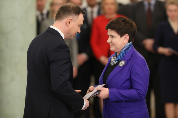 Prezydent Andrzej Duda wręcza akt powołania na wicepremiera Beacie Szydło.