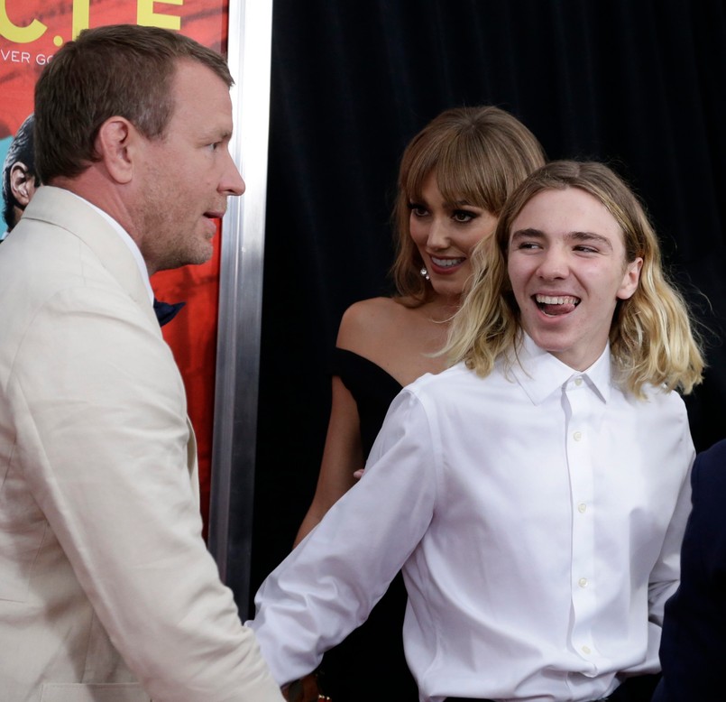 Rocco Ritchie towarzyszył ojcu na premierze jego najnowszego filmu "Kryptonim U.N.C.L.E." ("The Man From U.N.C.L.E.") w Nowym Jorku. Produkcja jest kinową wersją kultowego serialu, a jej bohaterowie – agent CIA Napoleon Solo oraz agent KGB Ilya Kuryakin muszą odłożyć na bok wzajemne animozje, aby powstrzymać tajemniczą międzynarodową organizację przestępczą, której celem jest zburzenie kruchej równowagi sił poprzez rozprzestrzenianie broni i technologii nuklearnej. W Napoleona Solo wciela się Henry Cavill, a w Kuryakina – Armie Hammer. Towarzyszy im Gaby Teller (Alicia Vikander). W obsadzie znaleźli się również Elizabeth Debicki, Jared Harris oraz Hugh Grant.