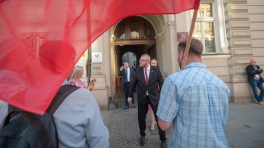 Zaatakowany przez Brauna zabrał głos. "Wyrwał mi mikrofon i zaczął nim tłuc"