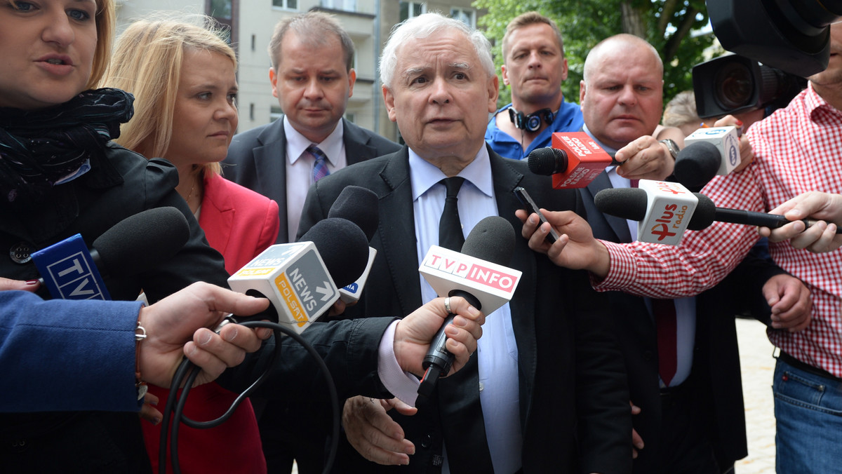 Politycy PO zażądali od Mariusza Błaszczaka wyjaśnień, dlaczego kilka dni temu prezes PiS Jarosław Kaczyński korzystał z policyjnego śmigłowca; chcą poznać koszt tej podróży. PO oczekuje ponadto, że Kaczyński zwróci policji pieniądze za przelot.