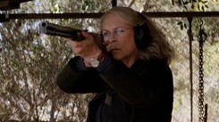 Już w ten piątek w kinach 'Halloween'. Jamie Lee Curtis jako Laurie Strode pała chęcią zabijania. Oto ZWIASTUN PL