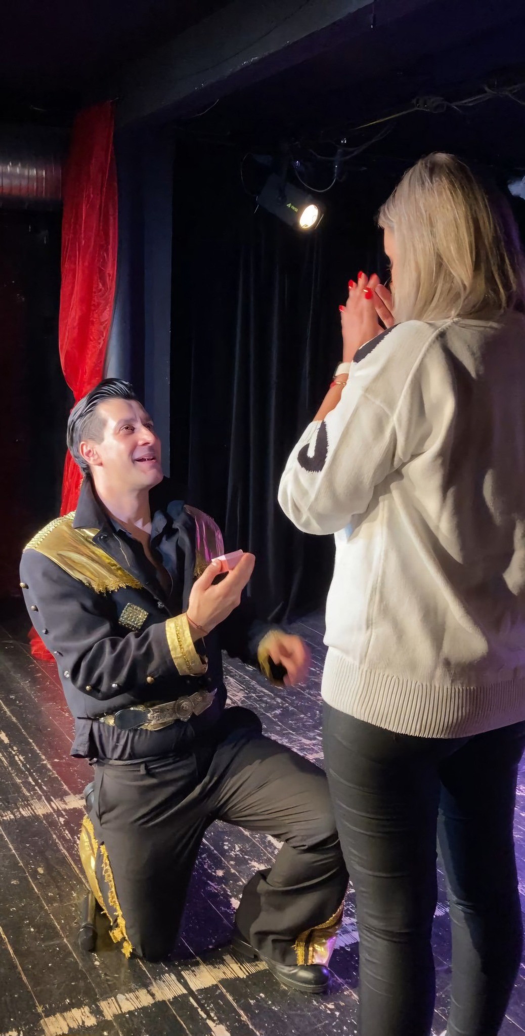 Tomáš Palonder požiadal Petru o ruku v divadle.