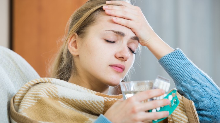 nátha megfázás influenza tünetei torokfájás láz különbség