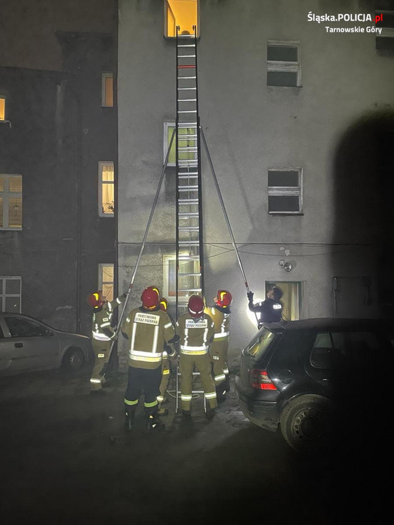 Strażacy gasili pożar w budynku w Tarnowskich Górach