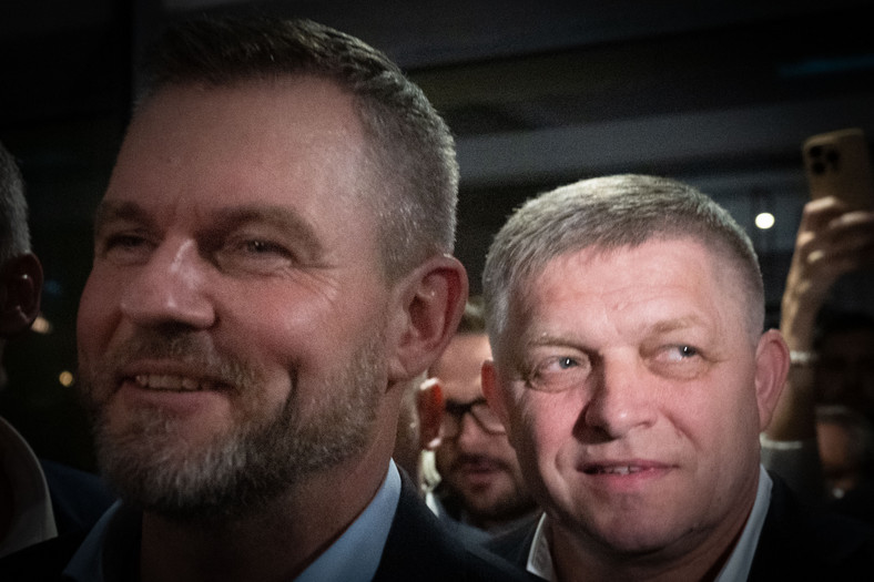 Nowo wybrany prezydent Peter Pellegrini i premier Słowacji Robert Fico po ogłoszeniu zwycięstwa Pellegriniego w wyborach prezydenckich na Słowacji, Bratysława, 6 kwietnia 2024 r.