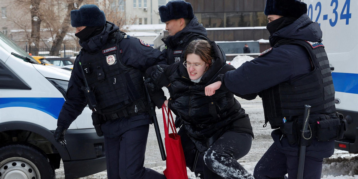 Policja zatrzymuje zwolenników Nawalnego pod Ścianą Płaczu w Moskwie.
