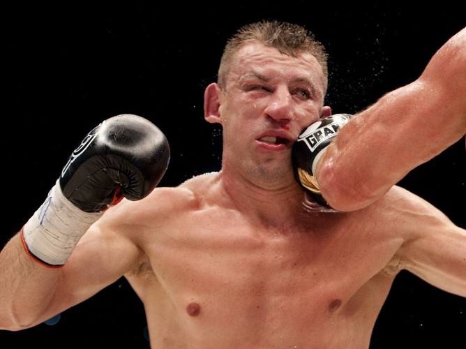 Witalij Kliczko niemiłosiernie obijał Polaka