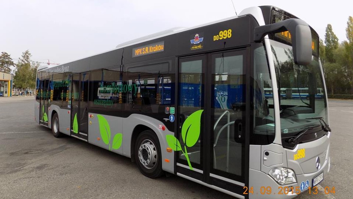 Miejskie Przedsiębiorstwo Komunikacji w Krakowie testuje nowy ekologiczny autobus, który jeździ już po trasie linii 124. To Mercedes-Benz Citaro, który odzyskuje energię hamowania dzięki specjalnemu modułowi rekuperacyjnemu. Zużywa przez to mniej paliwa, a co za tym idzie, zmniejsza emisję CO2.