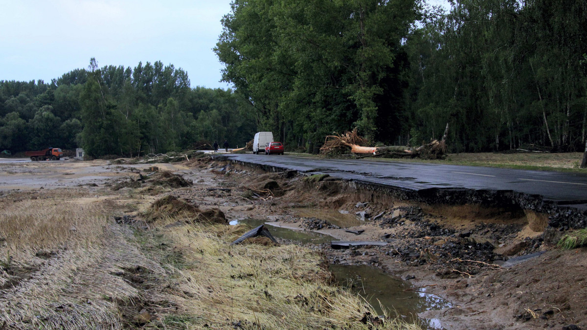 Kolejarze i drogowcy wciąż jeszcze szacują straty po ostatniej fali powodziowej, jaka przeszła przez Dolny Śląsk. Wiadomo jednak, że będą one liczone w milionach złotych. Nadal trwa także usuwanie skutków fal z maja i czerwca.