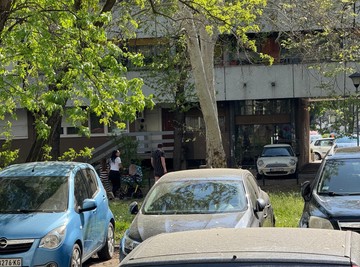 ĆERKA MARIJE BULAT PSUJE ISPRED STANA: Majka joj ne da da uđe, policija napustila zgradu